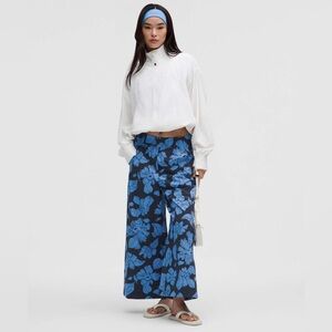 Lululemon Stretch Woven Ruffle-Waist Wide-Leg Cropped Pant
Carved Flower Club
